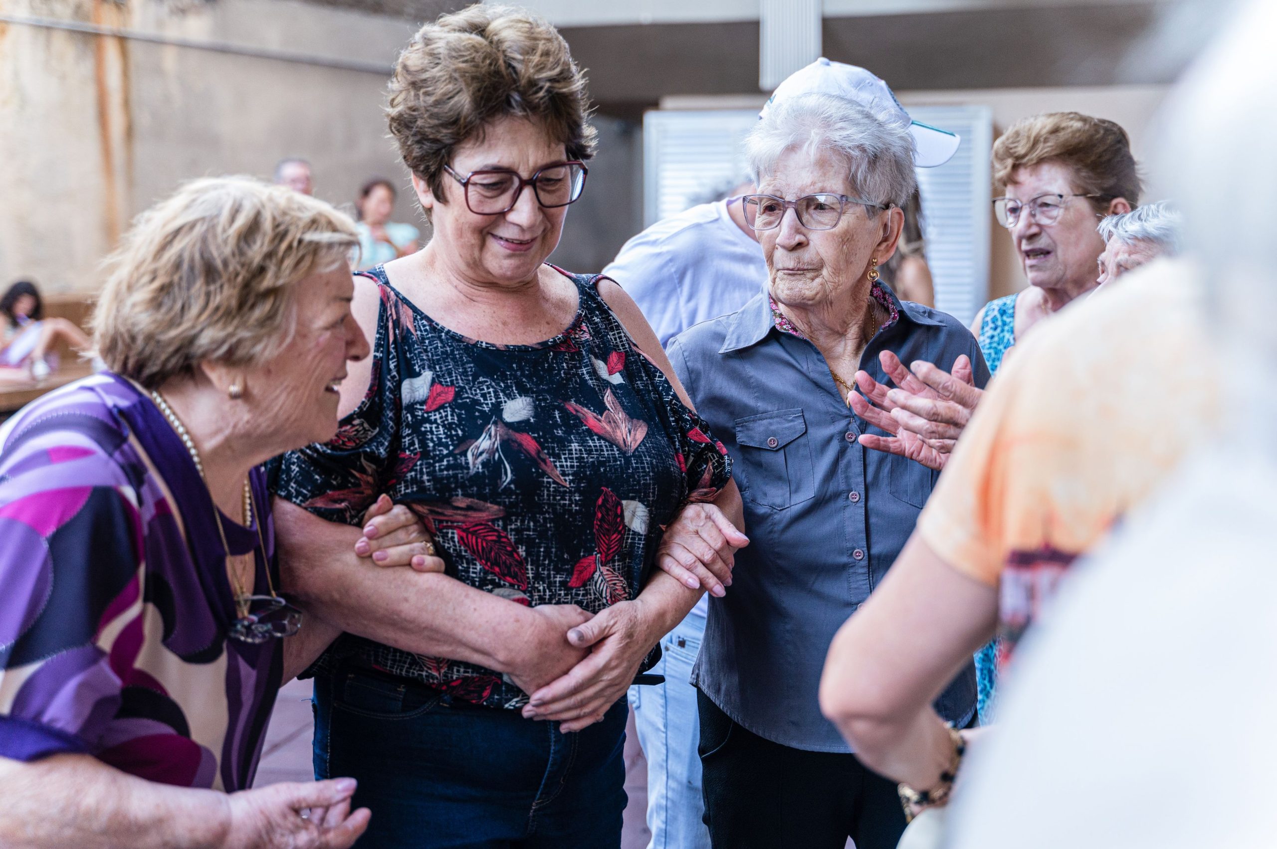 Fröhliche Runde von Seniorinnen im Austausch