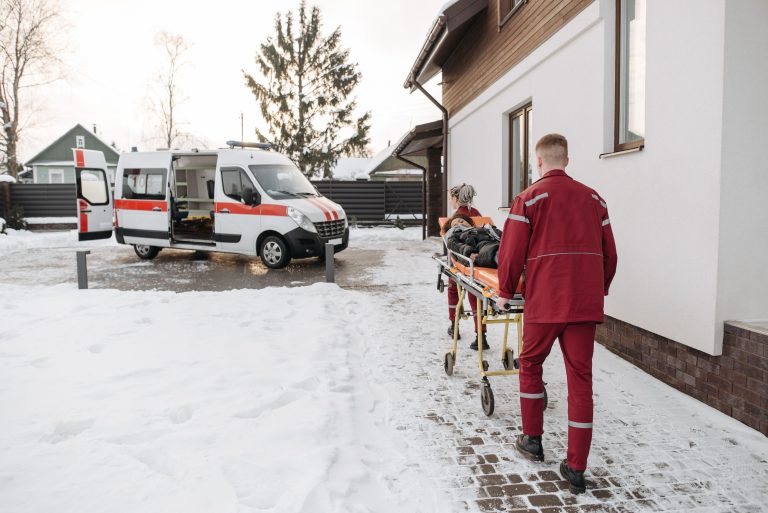 Krankentransport mit Trage durch geschultes Personal