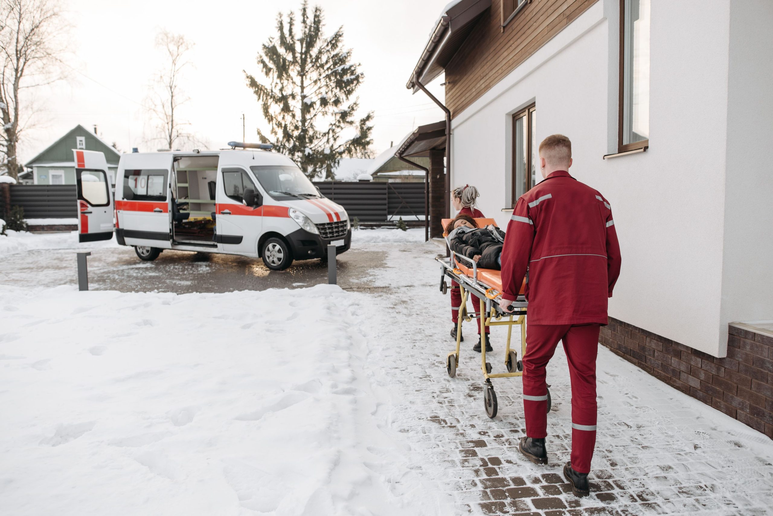 Krankentransport mit Trage durch geschultes Personal